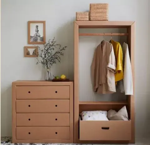 Los emprendedores diseñan muebles para la industria textil, como maniquíes, organizador de ropa, armarios, perchas y percheros, cambiadores, entre otros, de cartón corrugado resistente Los emprendedores diseñan muebles para la industria textil, como maniquíes, organizador de ropa, armarios, perchas y percheros, cambiadores, entre otros, de cartón corrugado resistente