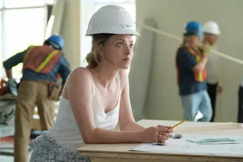 Amanda Seyfried como Elizabeth Holmes en el tercer episodio de The Dropout. Foto: Beth Dubber/Hulu Amanda Seyfried como Elizabeth Holmes en el tercer episodio de The Dropout. Foto: Beth Dubber/Hulu