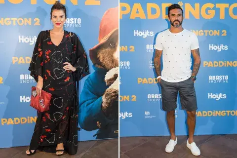 Gime Accardi, cual geisha en rojo y negro, y el Poroto Cubero, bien informal de short y remera en el estreno de Paddington 2
