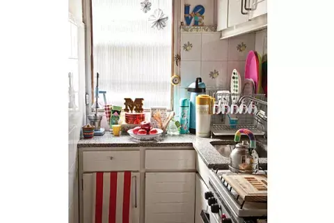 La cocina, separada del ambiente principal, está llena de luz La cocina, separada del ambiente principal, está llena de luz