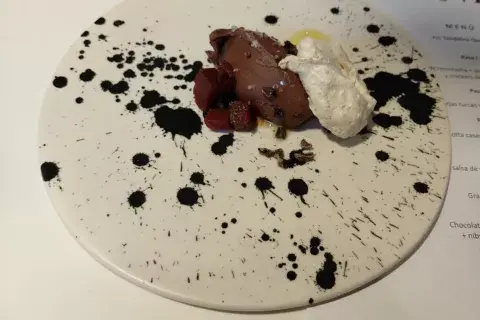 Ganache de chocolate con merengue de coco perfumado con oliva aprile y grano de sal
