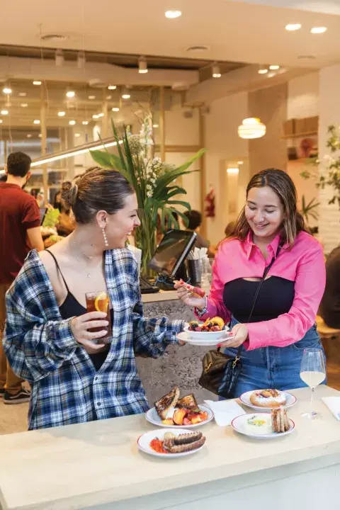 Oli es uno de los hot spots del momento, donde la producción es 100% a la vista y la pastelería cambia todos los días.