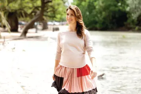 Remera de algodón con escote bote y mangas 3/4 (Paula Cahen D´Anvers, $250). Falda de seda plisada (Vitamina, $680). Sandalias de gamuza rosa (Sofi Martiré, $989)
