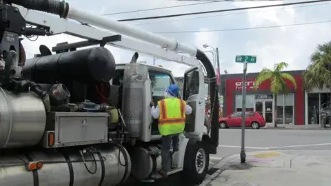 Un camión drenó el agua estancada de las alcantarillas como una medida para erradicar la propagación del mosquito del zika Un camión drenó el agua estancada de las alcantarillas como una medida para erradicar la propagación del mosquito del zika