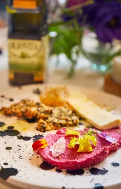 Humus de remolacha con crakers de semillas y frutos secos