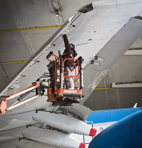 Al hangar 4 llegan los aviones para hacer una “revisión menor” de uno a tres días: se limpian en profundidad, se inspeccionan y se realizan cambios periódicos de piezas superficiales Al hangar 4 llegan los aviones para hacer una “revisión menor” de uno a tres días: se limpian en profundidad, se inspeccionan y se realizan cambios periódicos de piezas superficiales