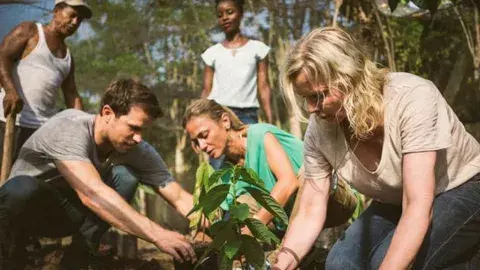 Una de las actividades de impacto social en las que pueden participar los turistas es en una plantación de cacao Una de las actividades de impacto social en las que pueden participar los turistas es en una plantación de cacao
