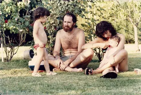Verano de 1986. Yo súper bebé a upa de mi mamá junto a mi papá y mi hermana Caro en un parque. Todavía no había nacido Diego.