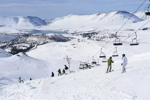 A partir de los 6 años, los chicos pueden dar sus primeros pasos en las tablas con los instructores del Club Junior A partir de los 6 años, los chicos pueden dar sus primeros pasos en las tablas con los instructores del Club Junior
