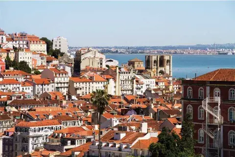 Desde el Mirador San Pedro Alcántara se ven La Baixa, el río Tajo y la colina del Castillo San Jorge Desde el Mirador San Pedro Alcántara se ven La Baixa, el río Tajo y la colina del Castillo San Jorge