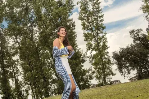 BATA A RAYAS (UMA, $5400), TOP (COMPLOT, $1300), SHORT CON LAZO (LAS PEPAS, $1590). BATA A RAYAS (UMA, $5400), TOP (COMPLOT, $1300), SHORT CON LAZO (LAS PEPAS, $1590).