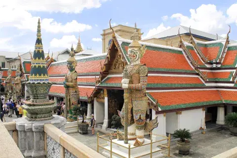 Majestuosos templos budistas del Grand Palace, en el corazón de Bangkok. Majestuosos templos budistas del Grand Palace, en el corazón de Bangkok.