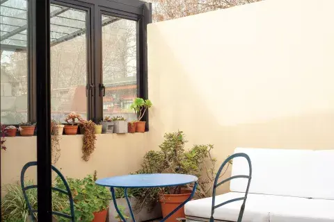 En el patio hay muchas plantas y una parrilla. En el patio hay muchas plantas y una parrilla.