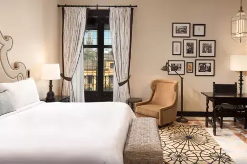 El interior de una de las suites del hotel Alfonso XIII, en Sevilla