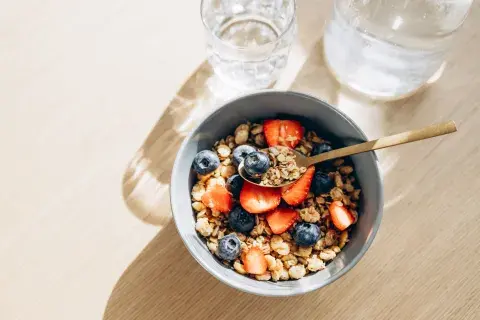 Cereales y frutos rojos para el desayuno.jpg Cereales y frutos rojos para el desayuno.jpg