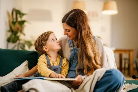 Madre-e-hijo-leyendo-un-libro.jpg Madre-e-hijo-leyendo-un-libro.jpg