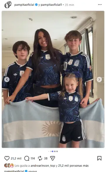 Pampita y sus hijos.png Pampita y sus hijos.png
