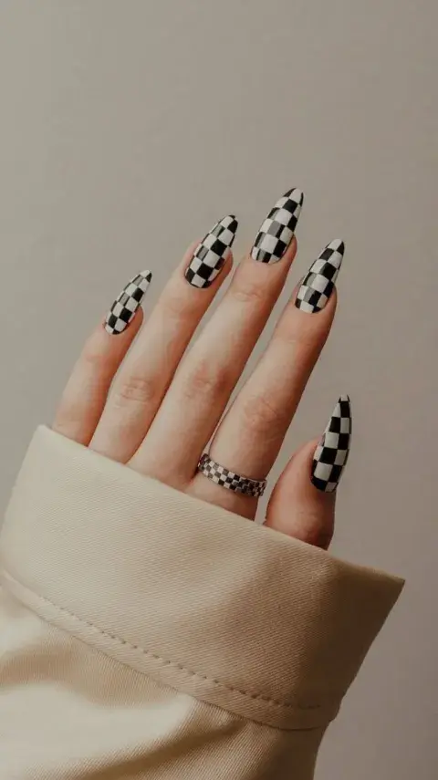 Uñas color blanco y negro.jpg Uñas color blanco y negro.jpg