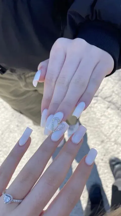 Uñas con corazón.jpg Uñas con corazón.jpg