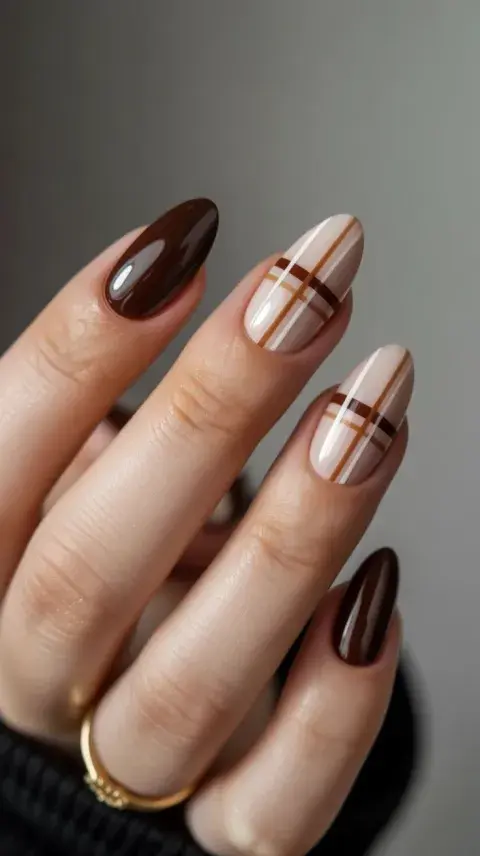 Uñas en color moccha y marrón.jpg Uñas en color moccha y marrón.jpg