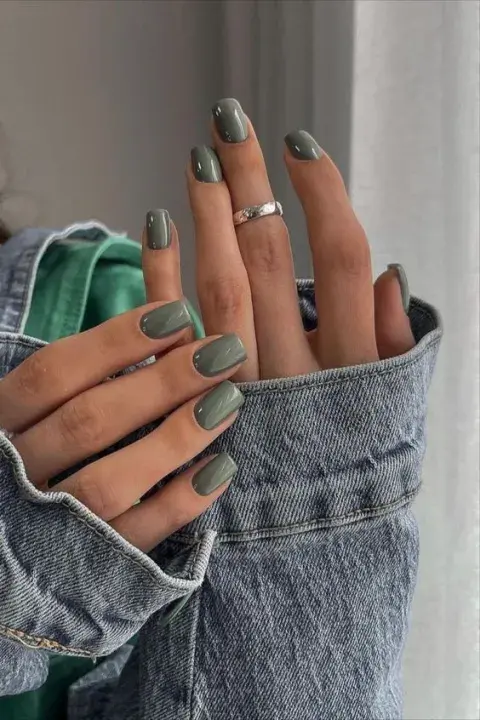 Uñas en verde oliva.jpg Uñas en verde oliva.jpg