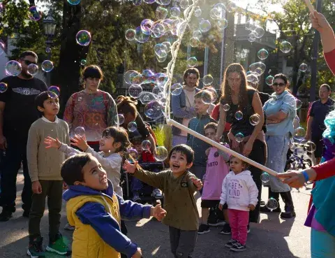 niños y burbujas.jpeg niños y burbujas.jpeg