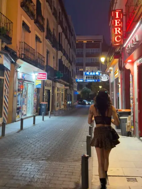 Gime Accardi caminando por las calles de Europa.png