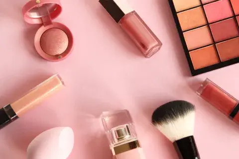 Set-de-maquillaje-en-color-rosa}.jpg Set-de-maquillaje-en-color-rosa}.jpg