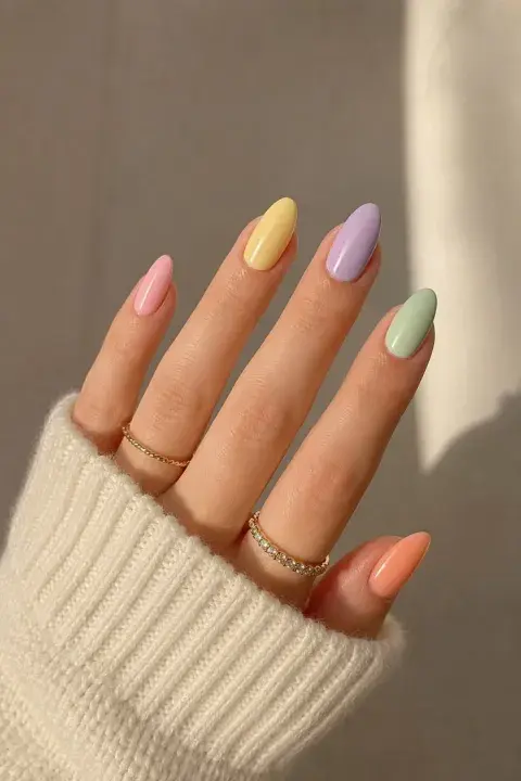 uñas de colores pasteles.jpg