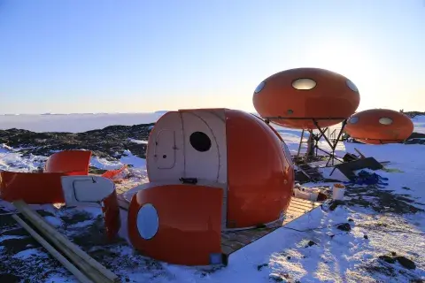 5_Constructing the Becharvaise Island Melon Hut (Australia) © John Burgess - Australian Antarctic Division - Australian Antarctic Program.jpg 5_Constructing the Becharvaise Island Melon Hut (Australia) © John Burgess - Australian Antarctic Division - Australian Antarctic Program.jpg