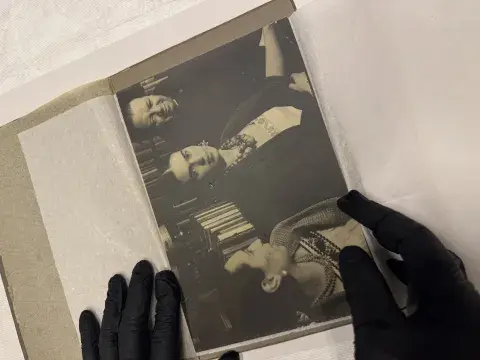 Foto de archivo Frida Kahlo. Colección Costantini.jpg Foto de archivo Frida Kahlo. Colección Costantini.jpg