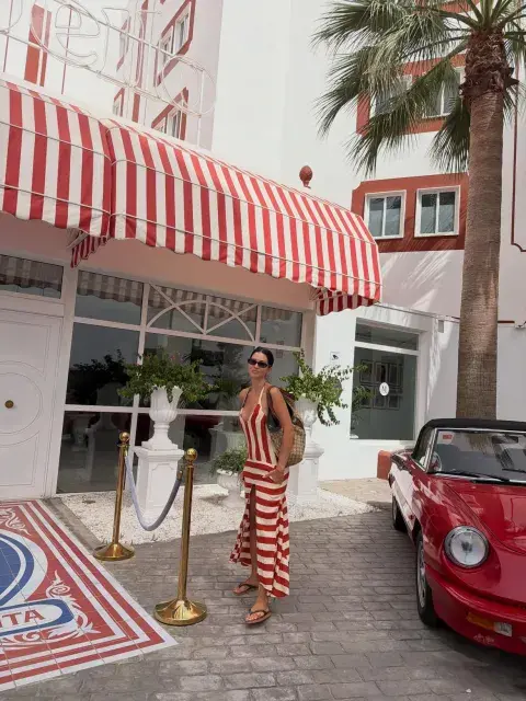 Zaira vestido a rayas.png Zaira vestido a rayas.png