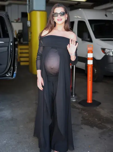 Anne Hathaway cuerpo entero.png.jpg