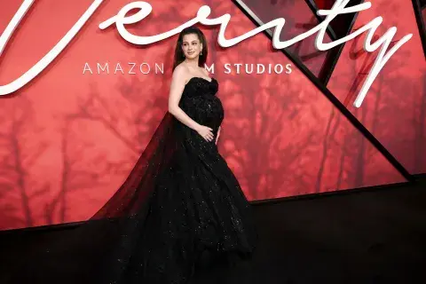 Anne-Hathaway-con-un-vestiod-con-cola-negro.jpg