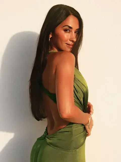 Antonela Roccuzzo foto con vestido verde.png