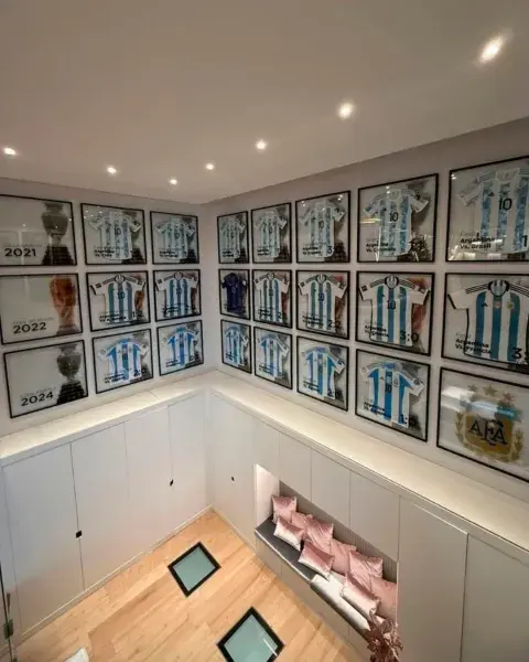 El sector de camisetas de Messi.png