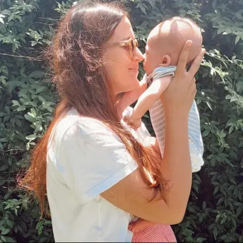 Guada y su bebé.png