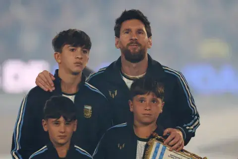 Lionel-Messi-con-sus-hijos.jpg Lionel-Messi-con-sus-hijos.jpg