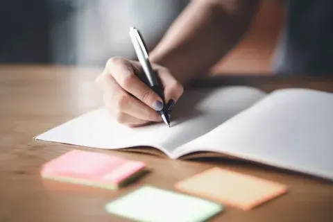 Mano-escribiendo.jpg Mano-escribiendo.jpg