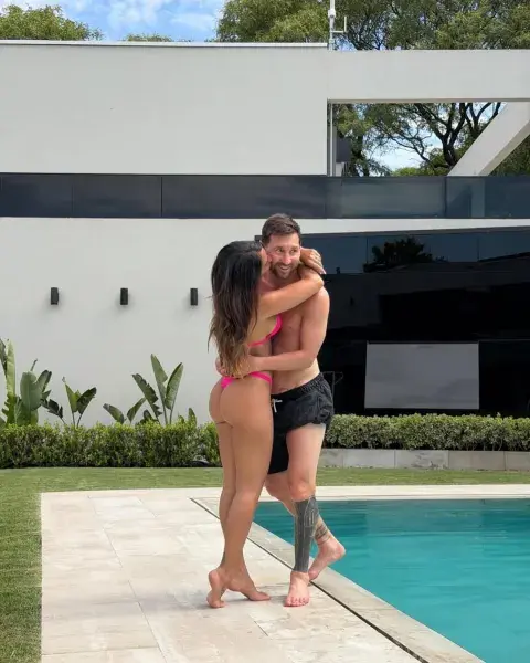 Messi y Antonela Roccuzzo en su jardin.png