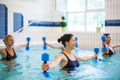 Meujeres-levantando-pesas-en-el-agua.jpg
