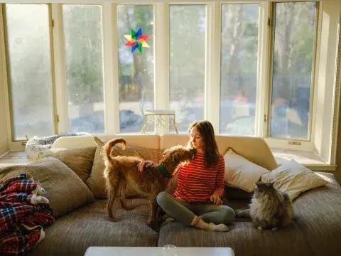 Mujer con sus mascotas en el living.jpg