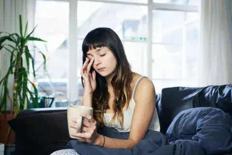 Mujer-cansada-con-café-en-la-mano.jpg Mujer-cansada-con-café-en-la-mano.jpg