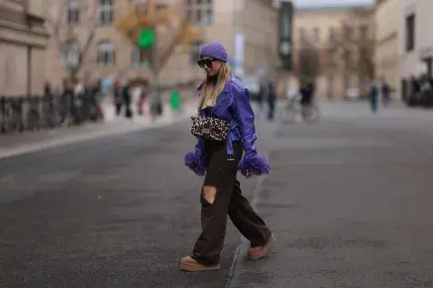 Mujer-con-campera-de-cuero-violeta.jpg Mujer-con-campera-de-cuero-violeta.jpg