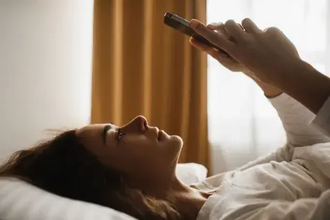 Mujer-con-celular.jpg Mujer-con-celular.jpg