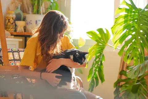 Mujer-con-su-gato.jpg