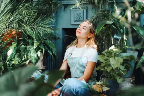 Mujer-respirando-entre-las-plantas.jpg Mujer-respirando-entre-las-plantas.jpg
