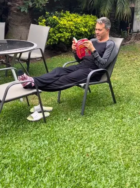 Sergio Lapegue en el jardin.png Sergio Lapegue en el jardin.png