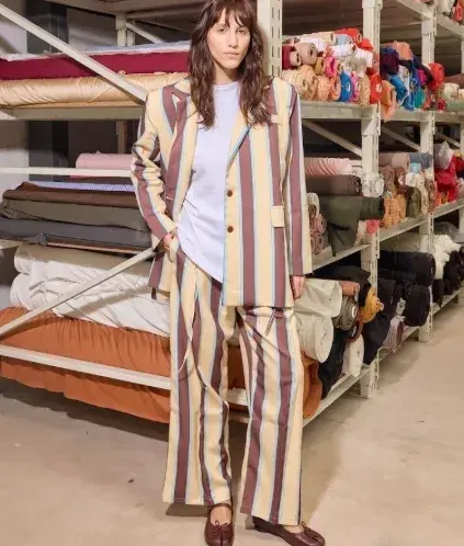 Traje sastrero a rayas (Ami Vera, consultar precio).png Traje sastrero a rayas (Ami Vera, consultar precio).png