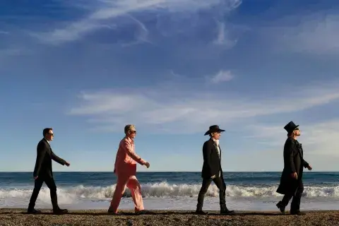 U2-caminando-por-la-playa.jpg U2-caminando-por-la-playa.jpg